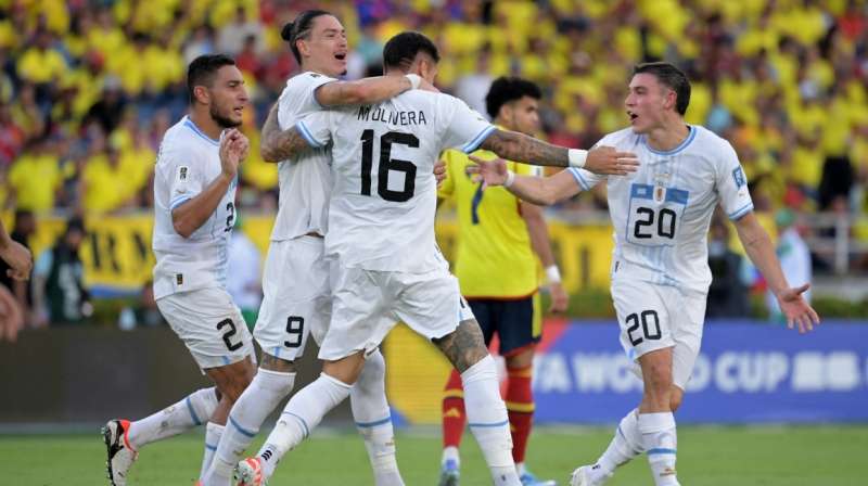 Uruguay rescató un agónico empate ante Colombia: 2-2