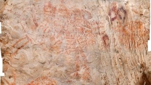 Hallan la pintura rupestre más antigua de la humanidad
