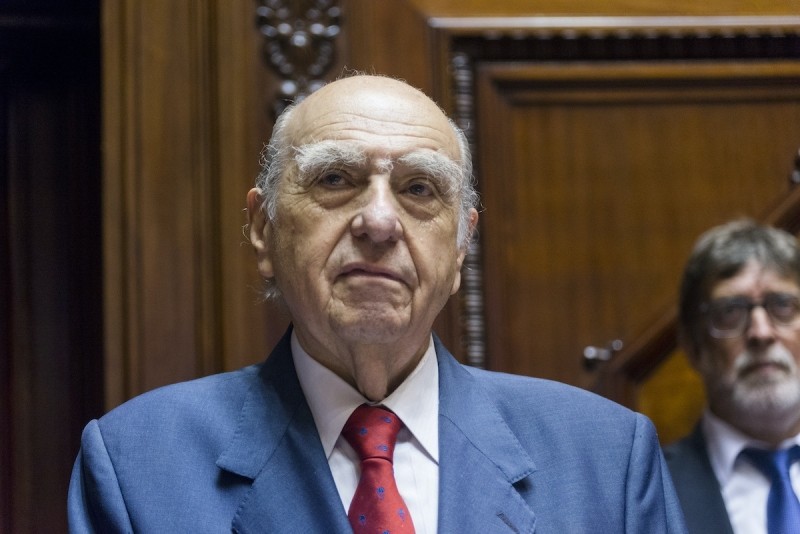 El expresidente Julio Sanguinetti abandona su banca