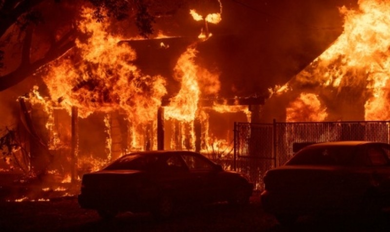 Incendios forestales causan 9 muertos y miles de evacuados