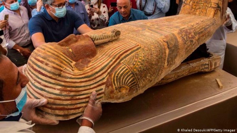 Hallan más de 100 sarcófagos y 40 máscaras funerarias