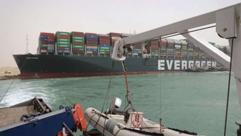 Más de 300 barcos bloqueados en el Canal de Suez