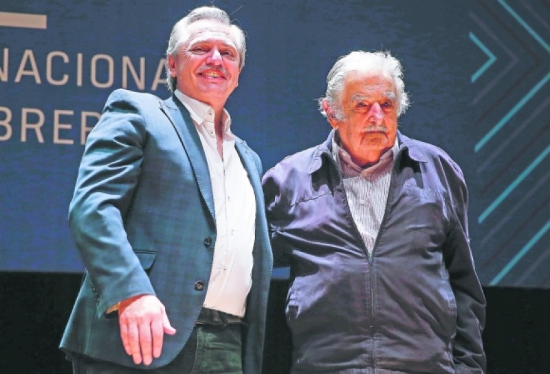Gobierno condecoró al expresidente uruguayo José Mujica