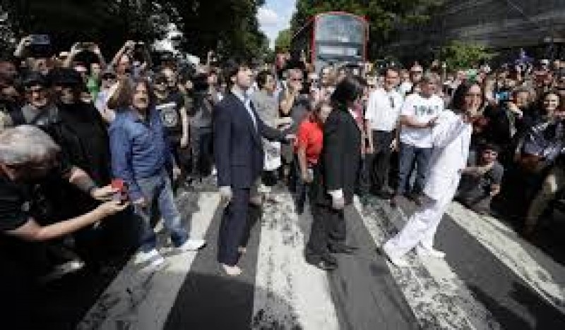 La beatlemanía paraliza Abbey Road