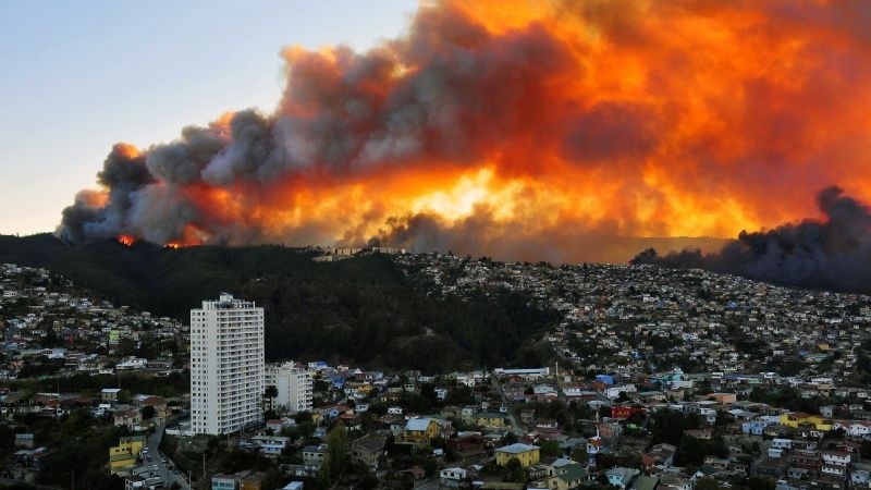 Gran incendio en Valparaíso arrasó 150 hectáreas