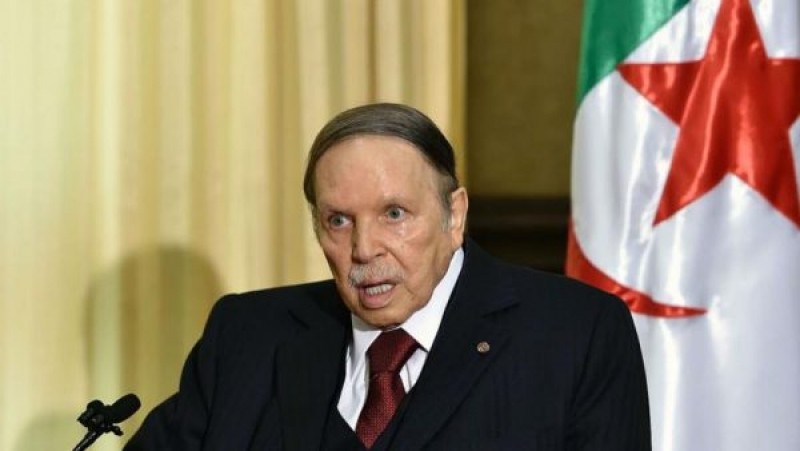 El presidente Buteflika renuncia a su candidatura