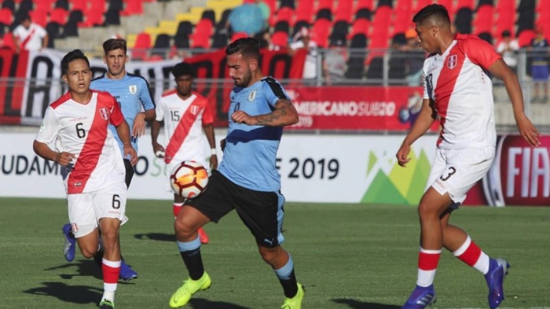 Uruguay derrotó al anfitrión Perú por 2 a 0