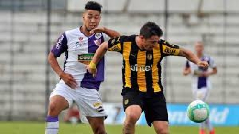 Peñarol derrotó a Fénix 2-1 y se queda con las dos tablas