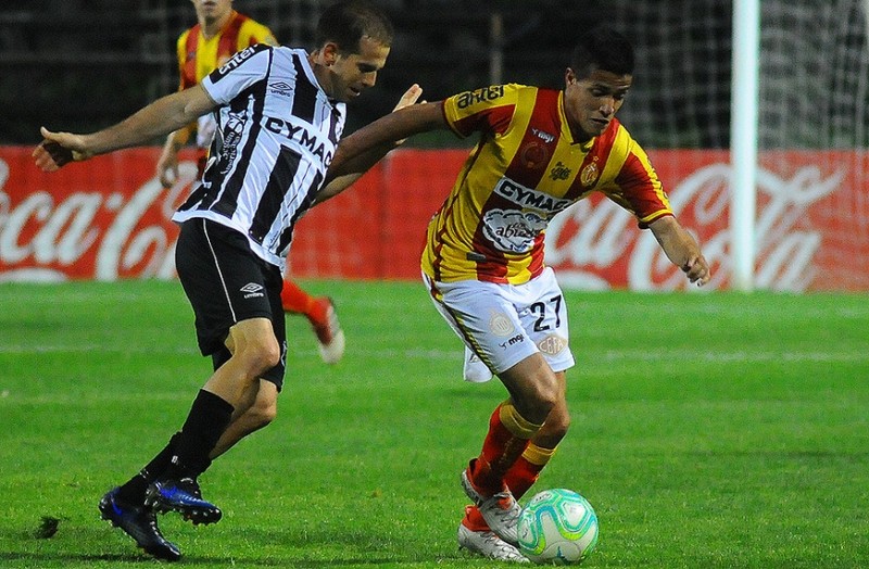 Wanderers goleó a Progreso 3-0 y lidera la Serie A