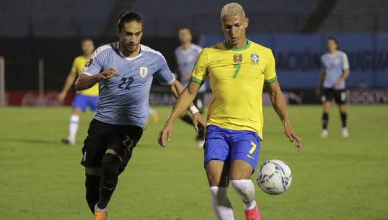 Brasil encontró los goles; Uruguay no repitió