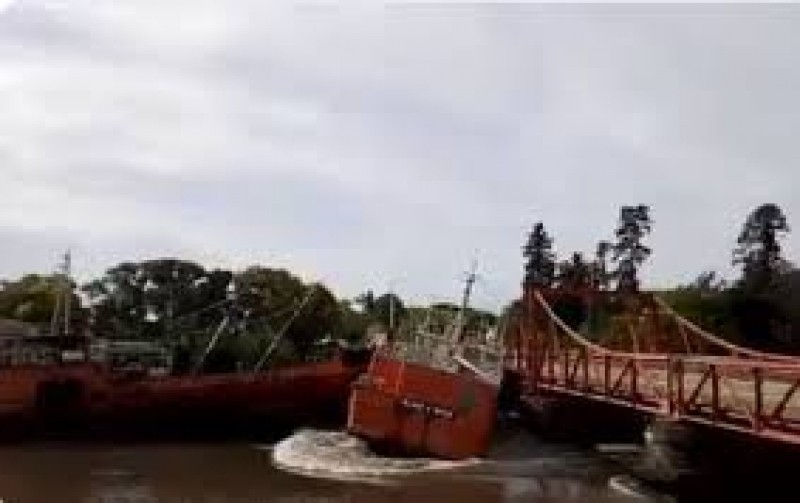 Accidente con tres barcos destruye el puente giratorio de Carmelo
