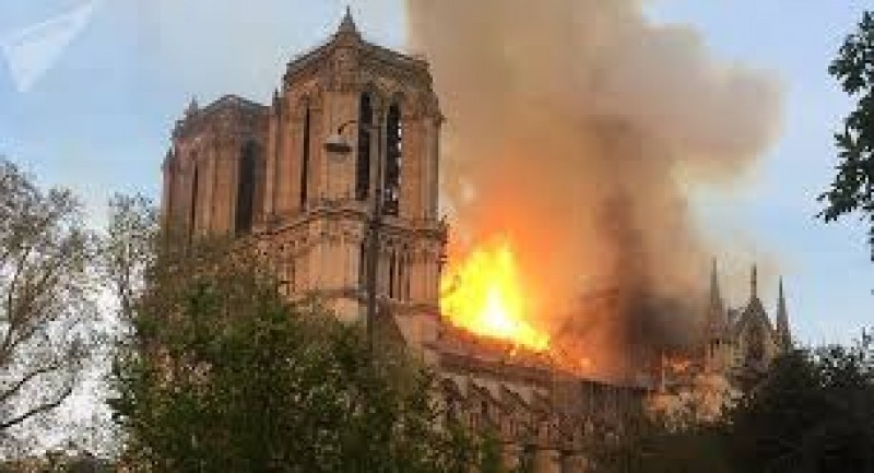 Incendio destruye parte de la Catedral de Notre Dame