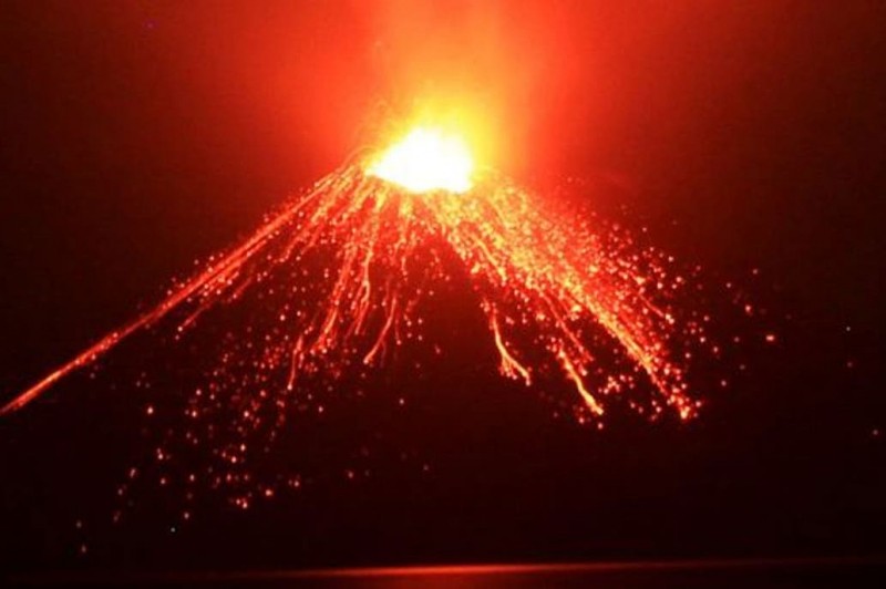 El  temible volcán Krakatoa hizo erupción