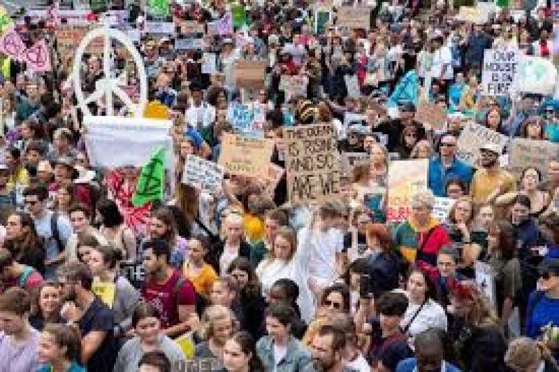 Masiva marcha en Madrid reclama acciones por el cambio climático