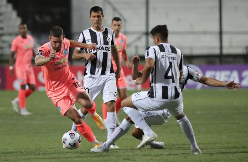Bolívar goleó y eliminó a Wanderers: 5-0