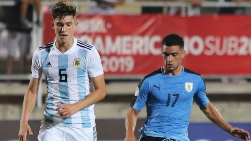 Argentina le ganó a Uruguay 2-1 y se encamina al título
