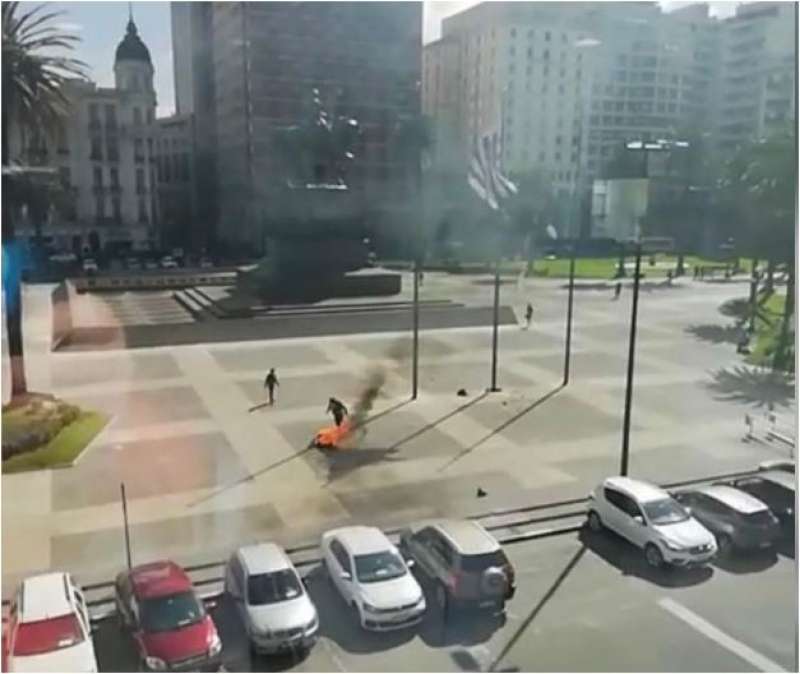 Un hombre se prendió fuego en Plaza Independencia