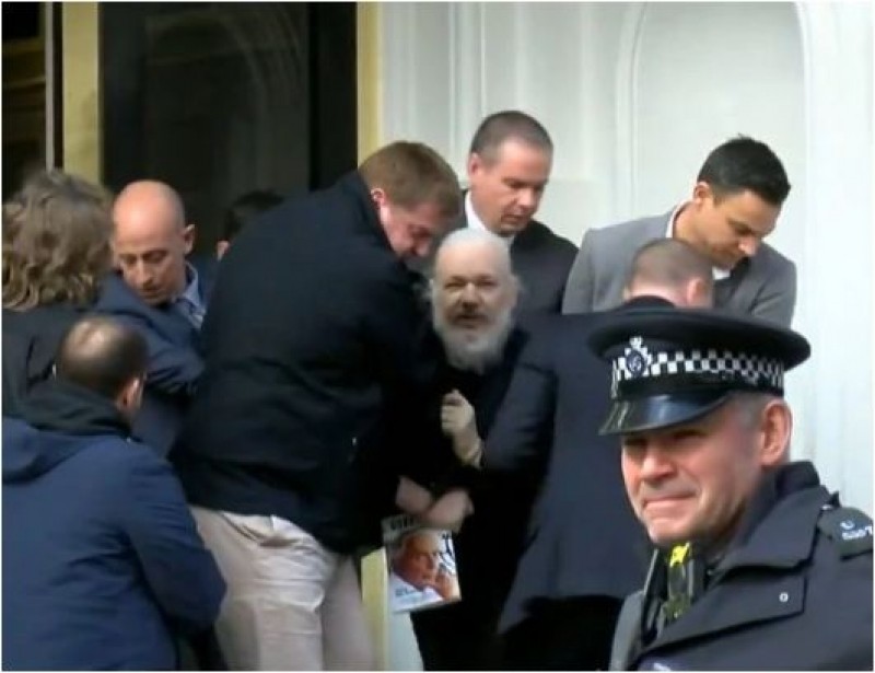 Arrestan a Julian Assange en Embajada de Ecuador