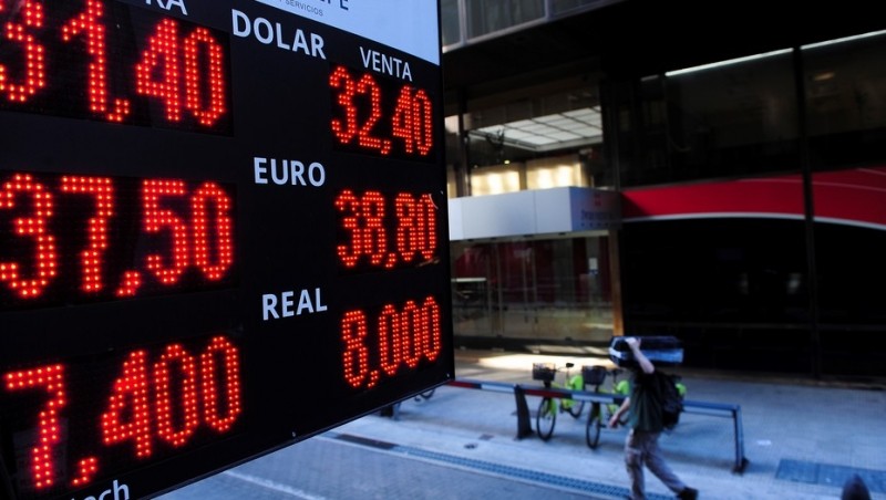 Banco Central interviene para frenar suba del dólar