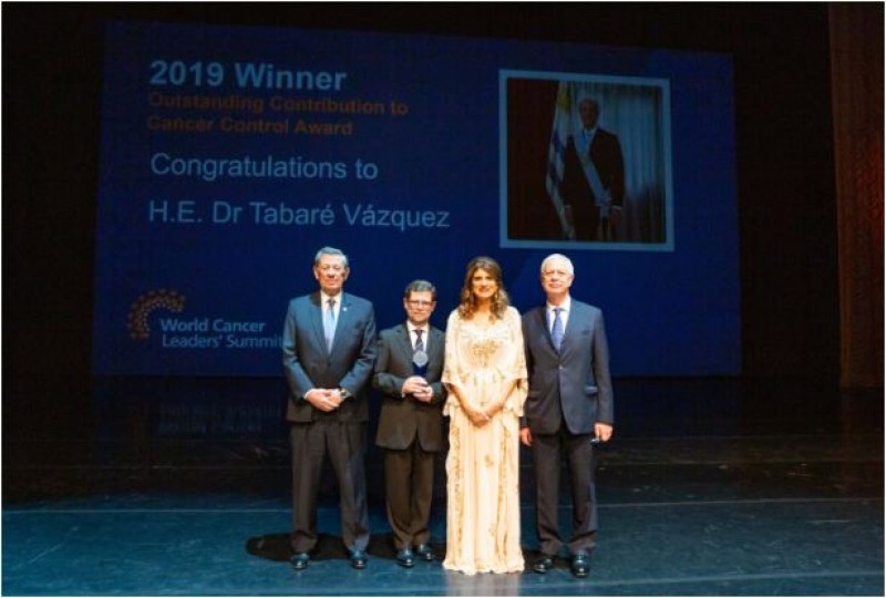 Presidente Vázquez recibe premio internacional por lucha contra el cáncer