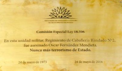 Instalan placa en memoria de Óscar Fernández Mendieta