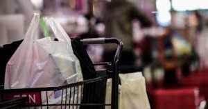 Se cobrará $ 4 por bolsa plástica en los comercios