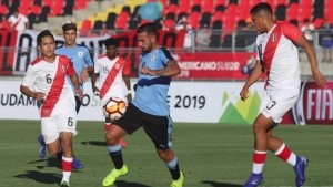 Uruguay pagó muy caro un error y cayó ante Perú 1-0