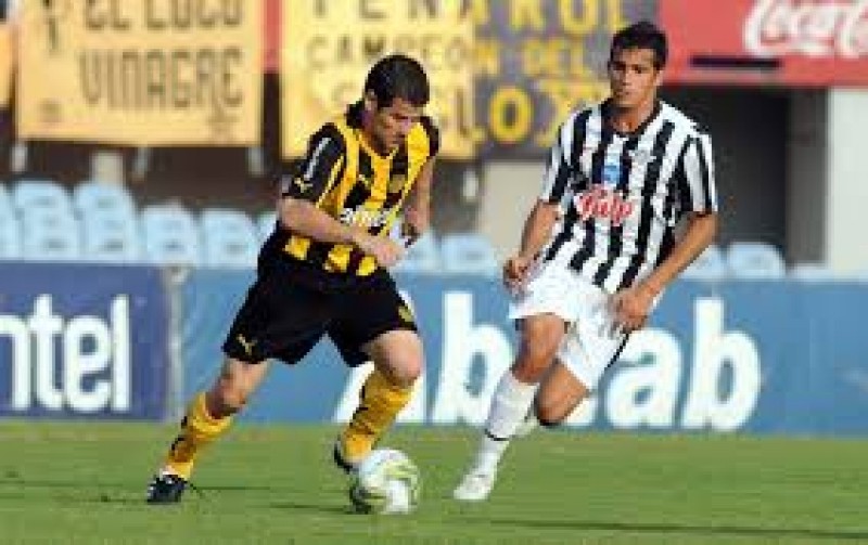 Libertad dio vuelta el partido y le ganó a Peñarol en la hora: 2-1