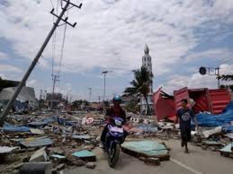 Casi 400 muertos en tsunami y terremotos