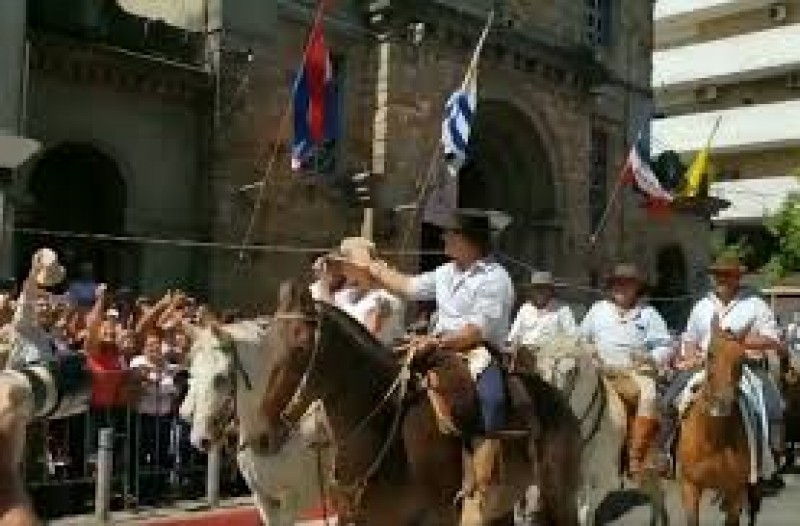 Presidente Lacalle Pou en desfile de la Patria Gaucha