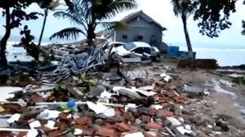 Tsunami provoca al menos 222 muertos y casi 850 heridos