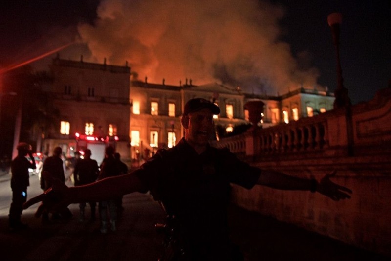 Gigantesco incendio en el Museo Nacional de Río de Janeiro