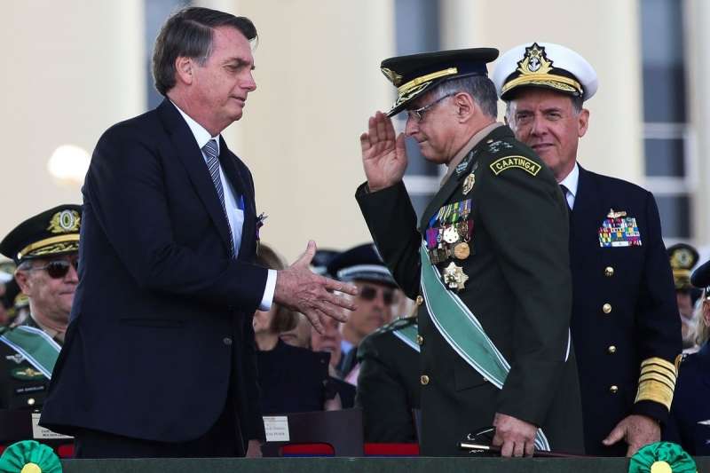 El presidente Bolsonaro destituye a la cúpula militar
